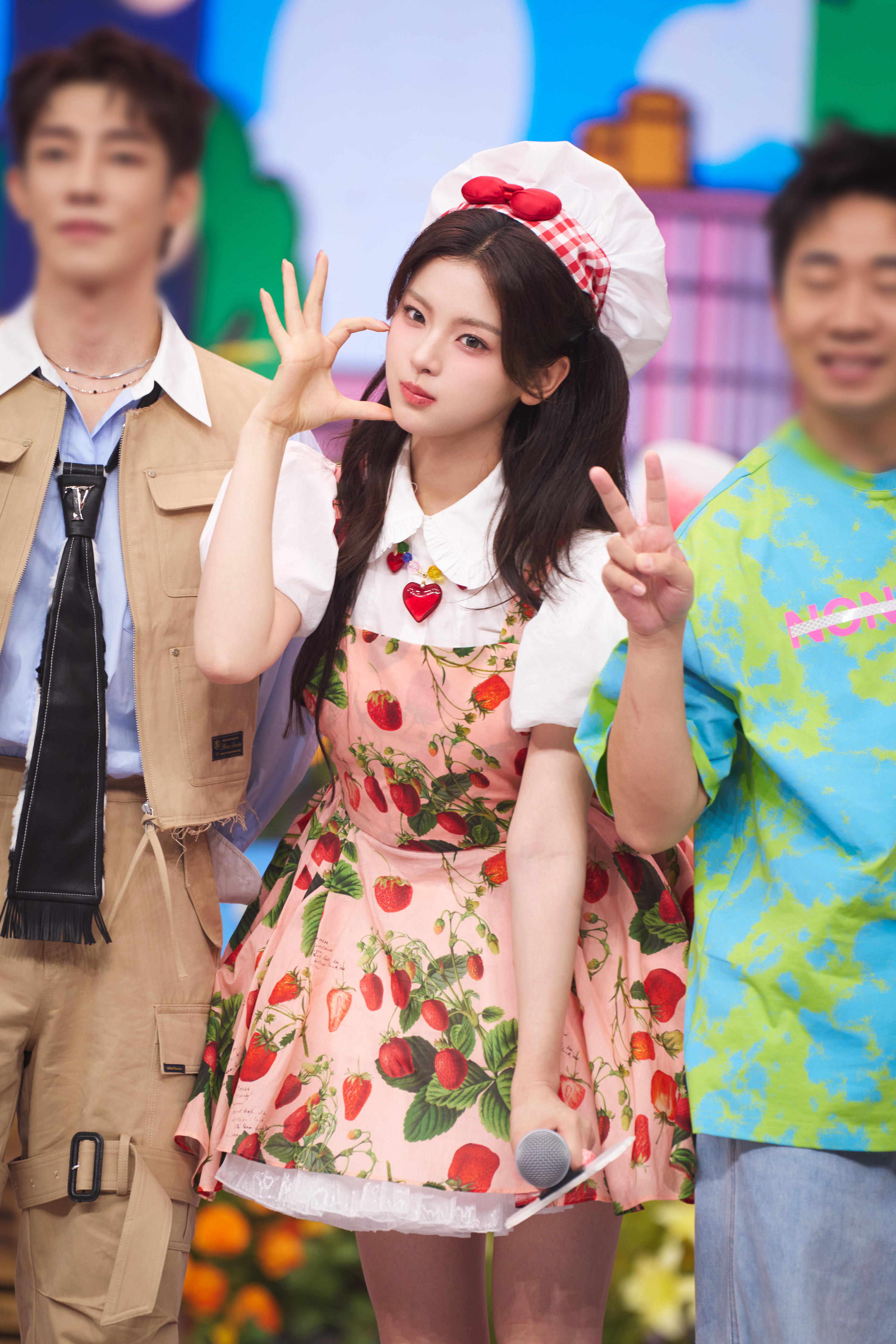 杨超越中国有自己的张元英超越妹妹草莓蓬蓬厨娘裙白色堆堆袜黑色乐福鞋好卡哇