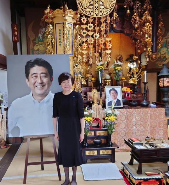 45岁的山上彻也庭审时，安倍晋三的母亲安倍洋子，已经去世了。94岁的安倍养子过