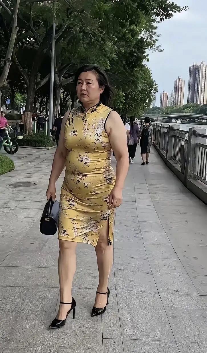 现在大妈的穿搭跟以前不太一样了，她们不注重体型，这么臃肿的身材，腚大腰圆的，怎么
