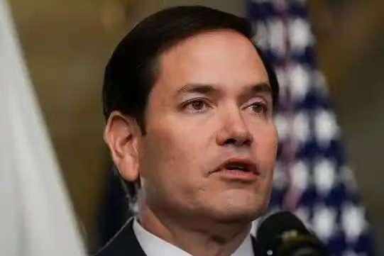 11月28日，鲁比奥对媒体说:“普京与马克龙几乎于同一天访问印度和中国，这让期待