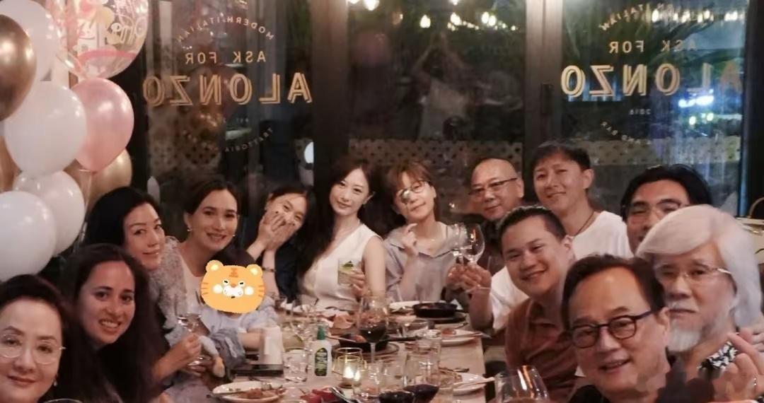 韩庚为老婆庆生，卢靖姗挺孕肚抱女儿，大夏天穿毛衣外套超抢镜​​​