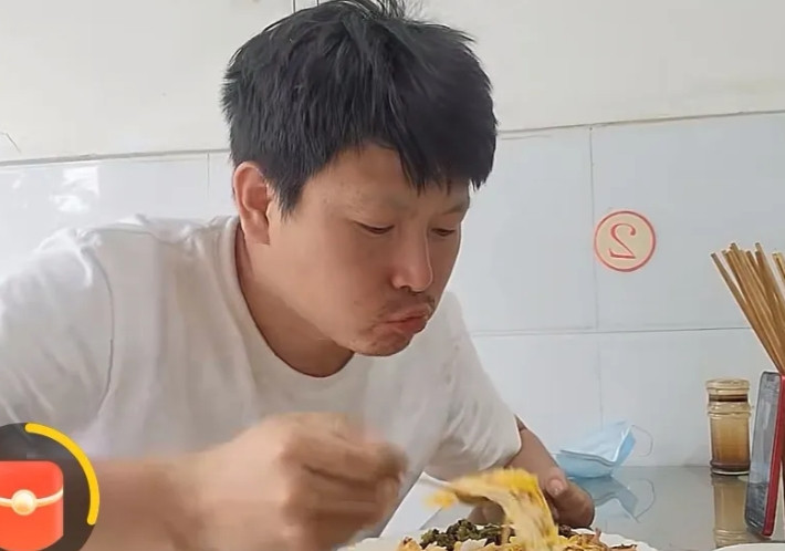 小魏，小三轮骑了22公里，到达了都江堰，一辆简简单单的三轮车骑了22公里，应该说