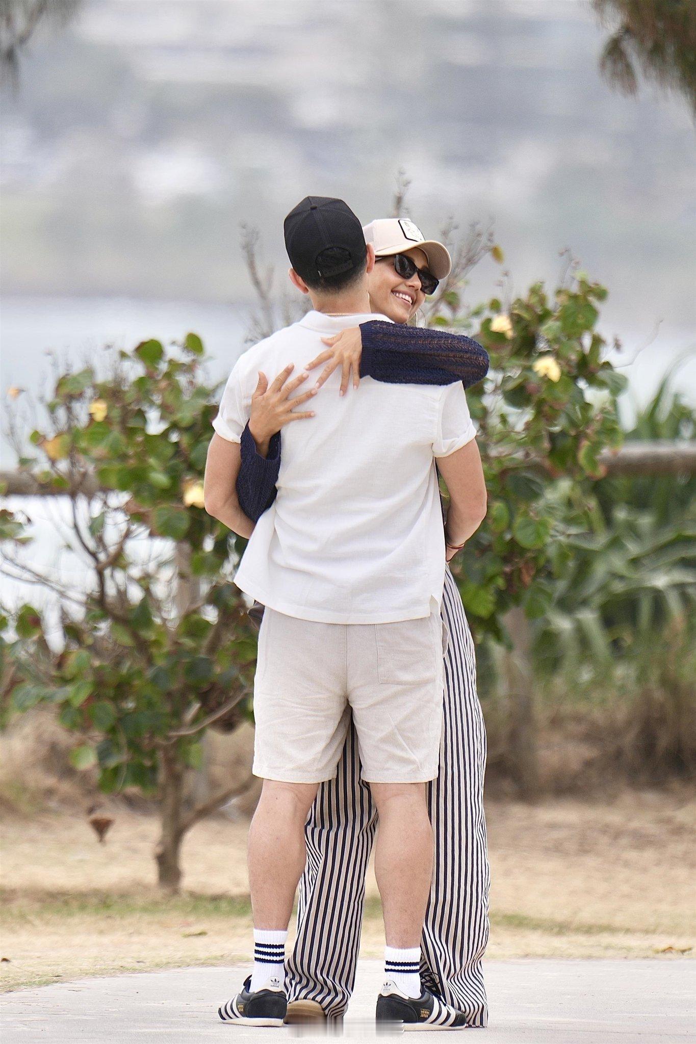 上周，杰西卡·阿尔芭和男友丹尼·拉米雷斯在澳大利亚外出时甜蜜亲吻被拍。在外出期间