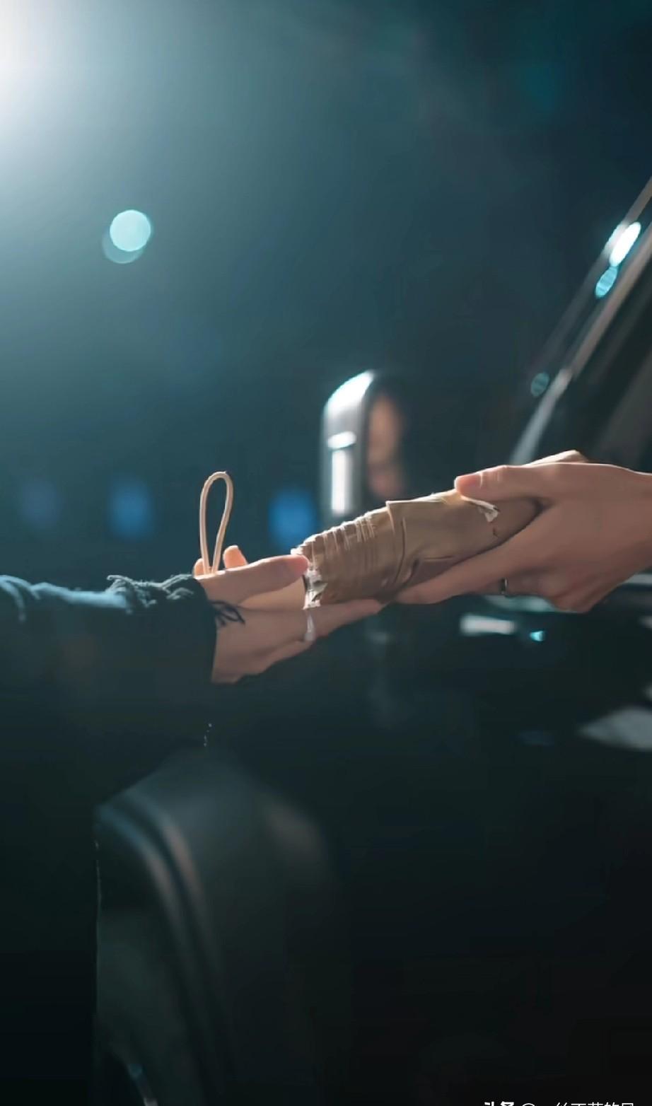 这剧的“女二”差点把女主饭碗砸了。不是靠心机，是靠观众缘。左一博演的卡戎，和