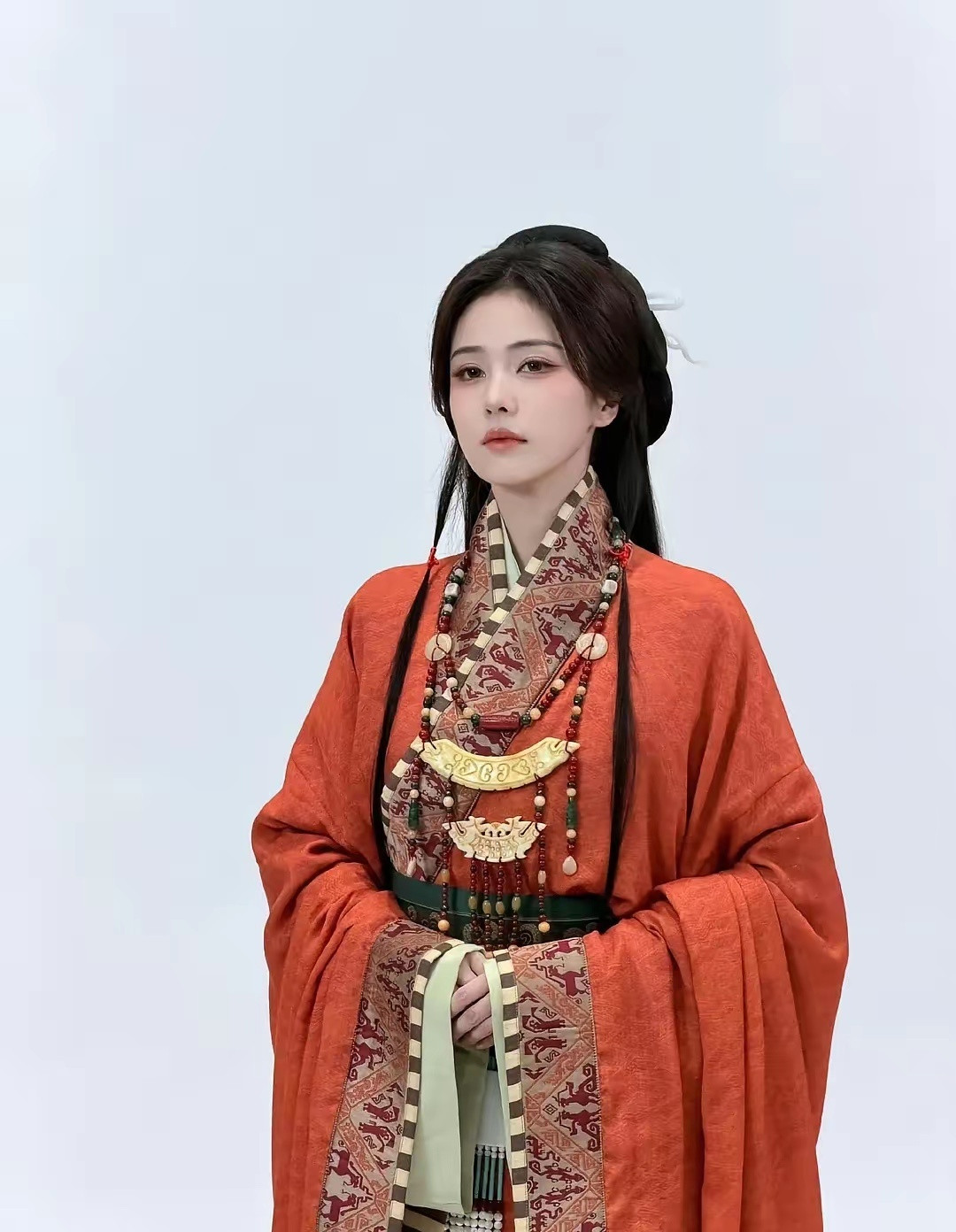 看到别人发的，白鹿这是在模仿陈都灵翘楚里的造型吗