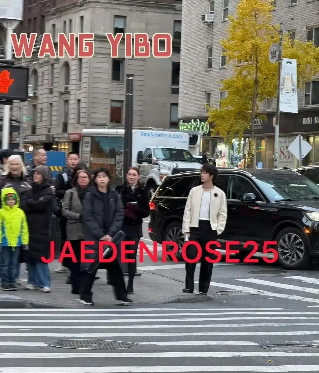 看见那排位了吗？头排。边上坐的都是谁，咱就不说了。王一博穿着那身银灰色软呢