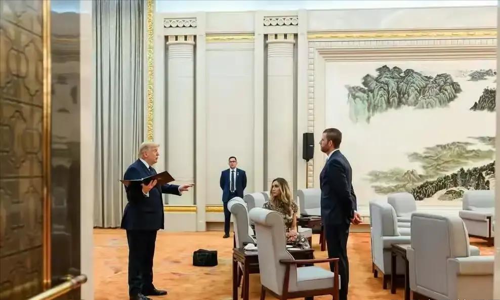 反差封神！怼遍全球的特朗普，在咱们国宴前紧张到反复练稿！谁能想到，天不怕地不怕