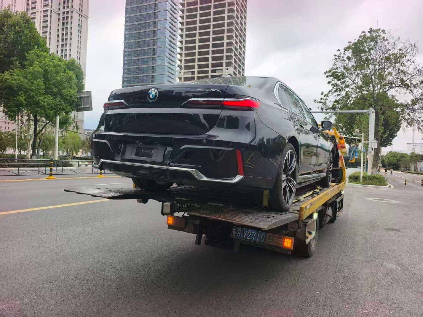宝马7系马上中期改款现款优惠幅度特别大给老客户安排一台宝马i750不仅不管是新车还是小公里数的退役试