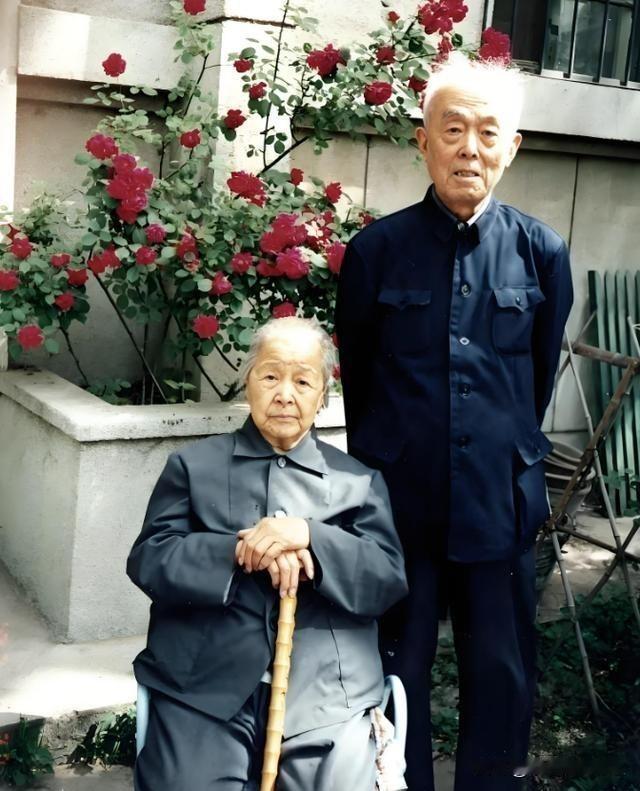 1964年，北大教授季羡林听说妻子彭德华要来北京，连夜把家里的大床换成了单人床