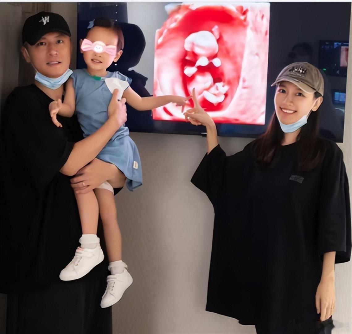 任重宣布妻子怀二胎，41岁孙骁骁少见亮相，近照依旧甜美，一句明白李响当年为何输