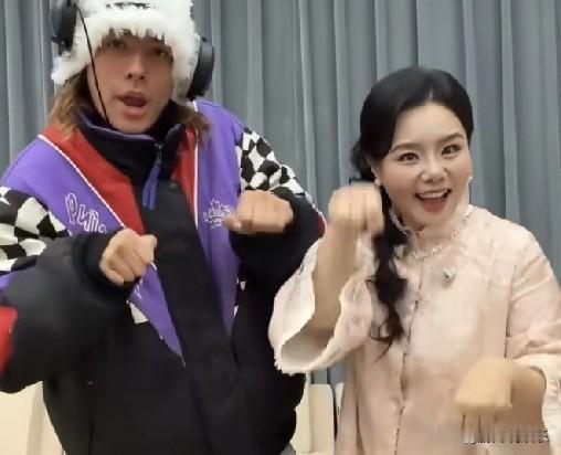 惊爆！龚琳娜19岁混血儿子雅酷火出圈，颜值逆天似偶像2026年1月，龚琳娜在