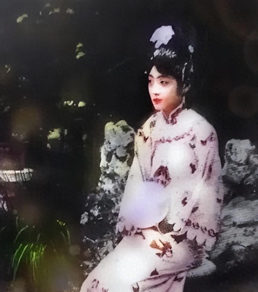 1922年溥仪与婉容在颐和园携手外国友人合影，婉容神情娇羞令人难忘！1909年