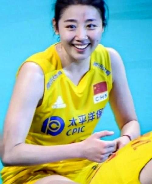 网上疯传天津女排重组消息终于落地，21人大名单公布。李盈莹仍在队中并担任队长，