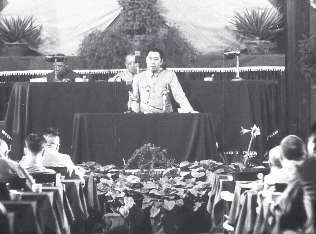 1949年新中国成立，中央人民政府设立6名副主席，唯独手握顶级资历的周恩来，只接