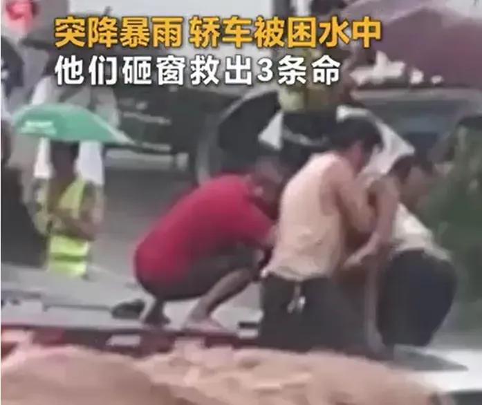 广西藤县近日遭遇强降雨袭击，8月4日下午5点半左右，一辆白色小车在鑫通机动车检测