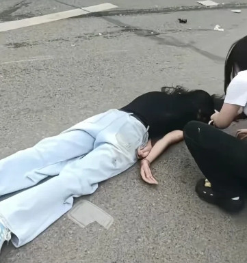 湖南益阳外卖小哥超速撞飞女生！电动车