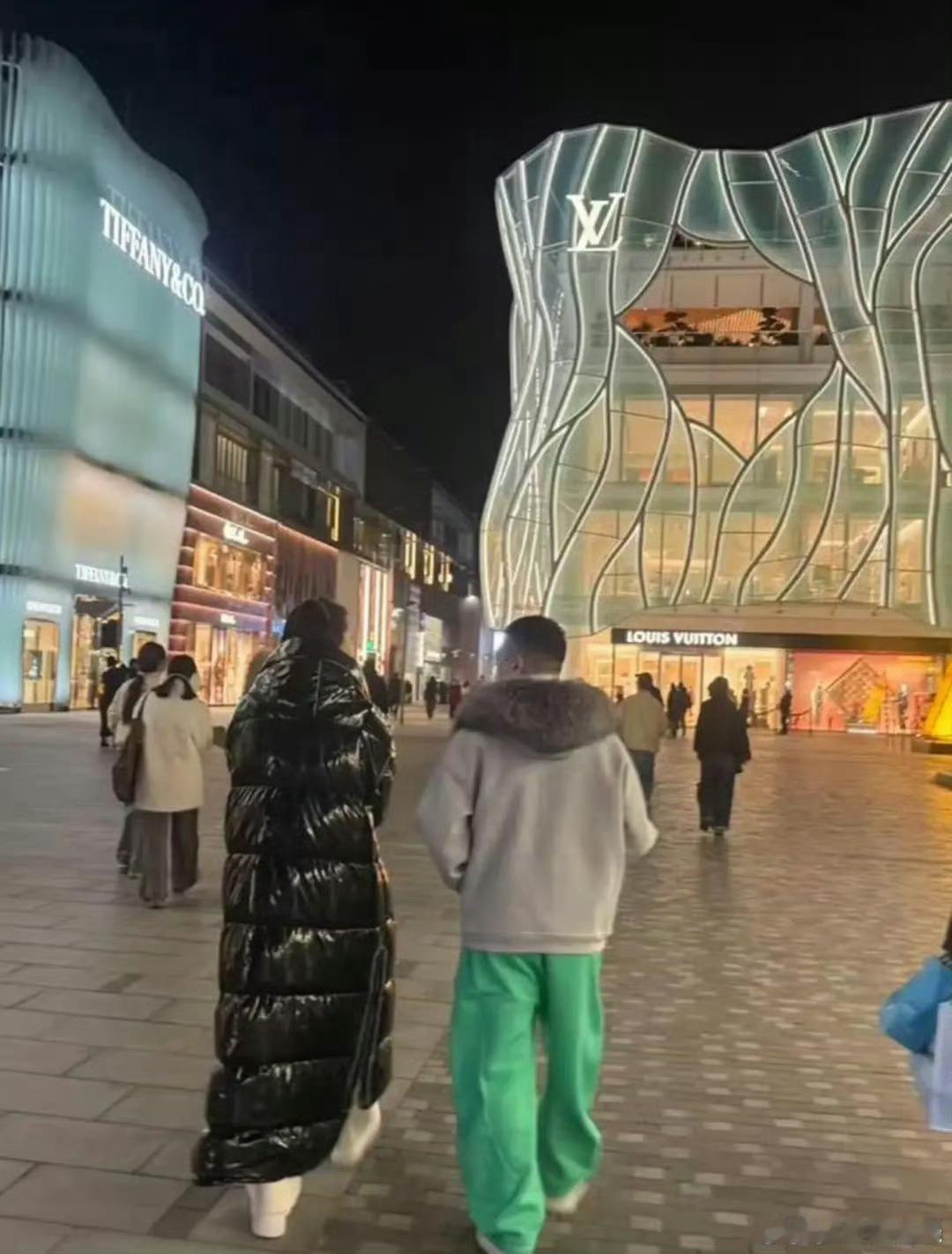 三里屯偶遇孙红雷和妻子王骏迪逛街孙红雷站在妻子旁边好娇小孙红雷，王骏迪夫妇三里