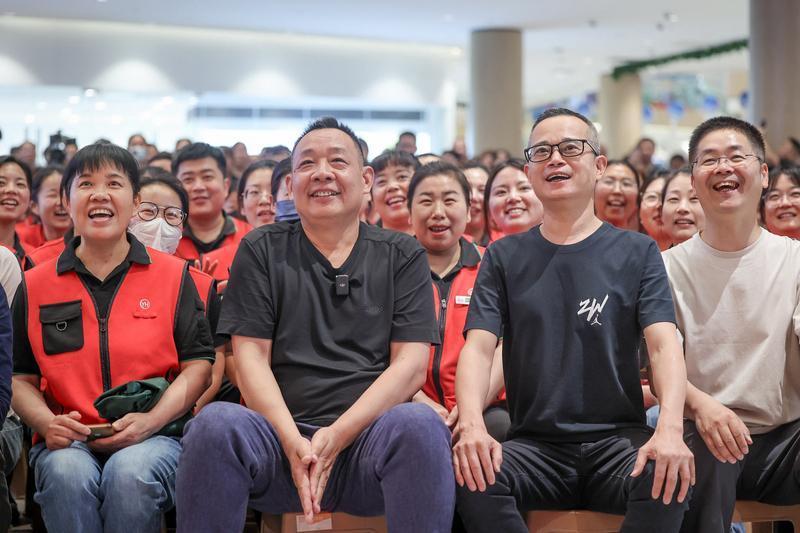 春节期间，胖东来创始人于东来卖甘蔗的视频火了。2月11日他刚官宣退休，仅保留顾问