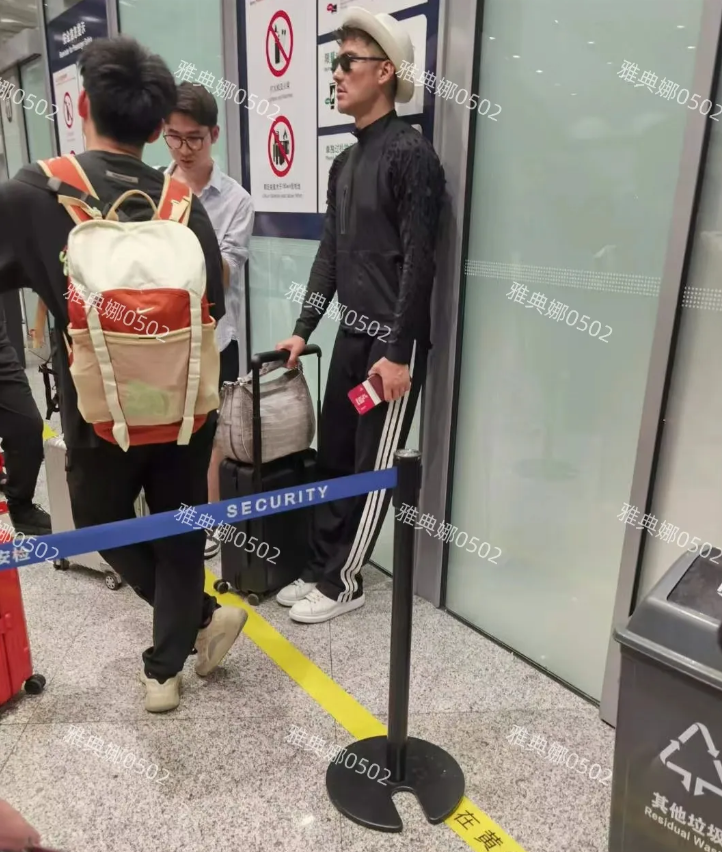 胡兵本人特别高特别有型!50多岁的他身高1米9,肩宽腰窄大长腿,戴着墨镜和帽子