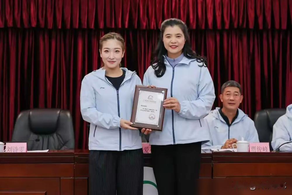 还在替刘诗雯惋惜？省省吧。人家根本不需要你的同情。你以为她当选这个广州乒协会