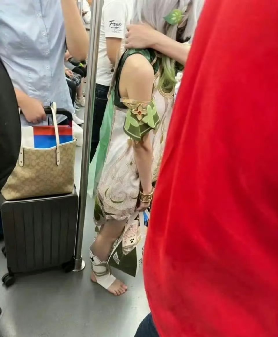 地铁上碰到的，这是cos的草神吗？​​​