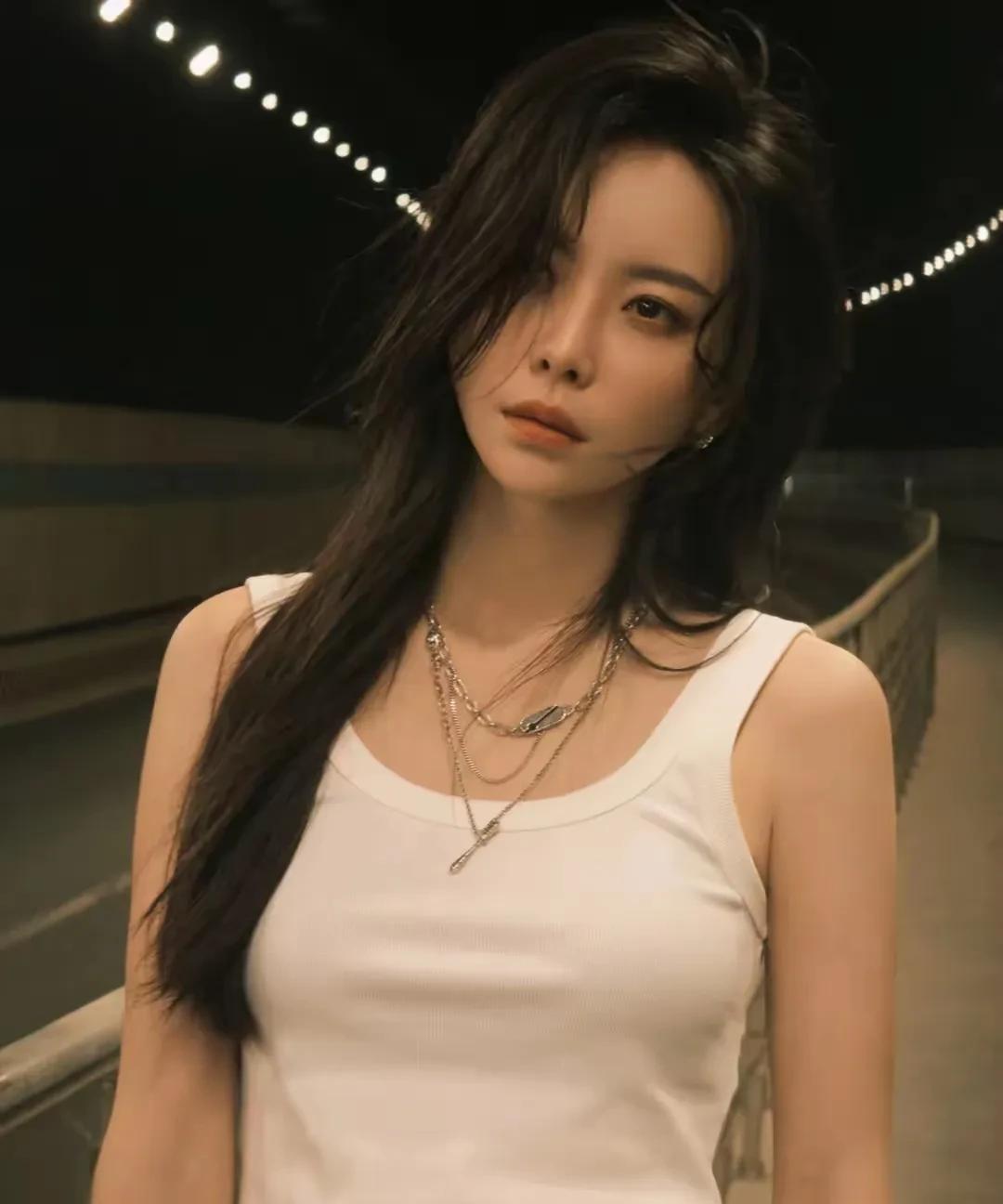 《扫毒风暴》由左小青饰演的王菊花身份之谜终于解开，杨威来到王菊花的洗头店，金牌女