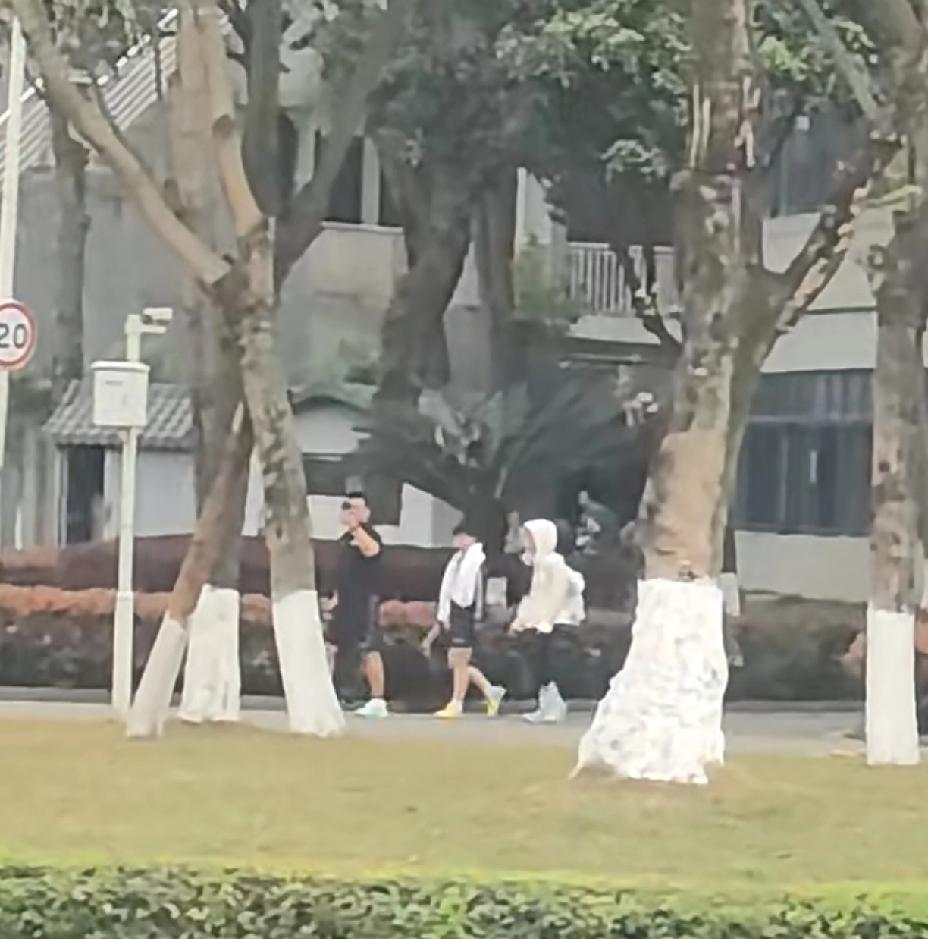 不得了了，跟莎莎一起走的翔哥都拍照了，这跟莎莎本人拍有什么区别，球迷都激动