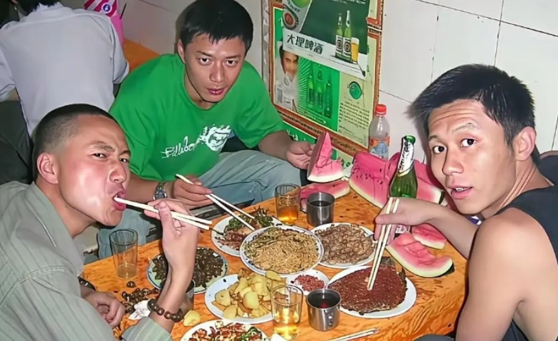 这张照片拍了快二十年了吧，看他们桌上的手机就知道，网友们还认得出他们吗？