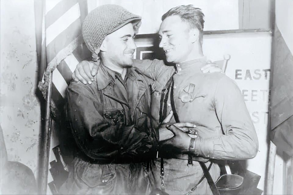 1945年4月25日，美国陆军第69步兵师的威廉·罗伯逊中尉（WilliamR