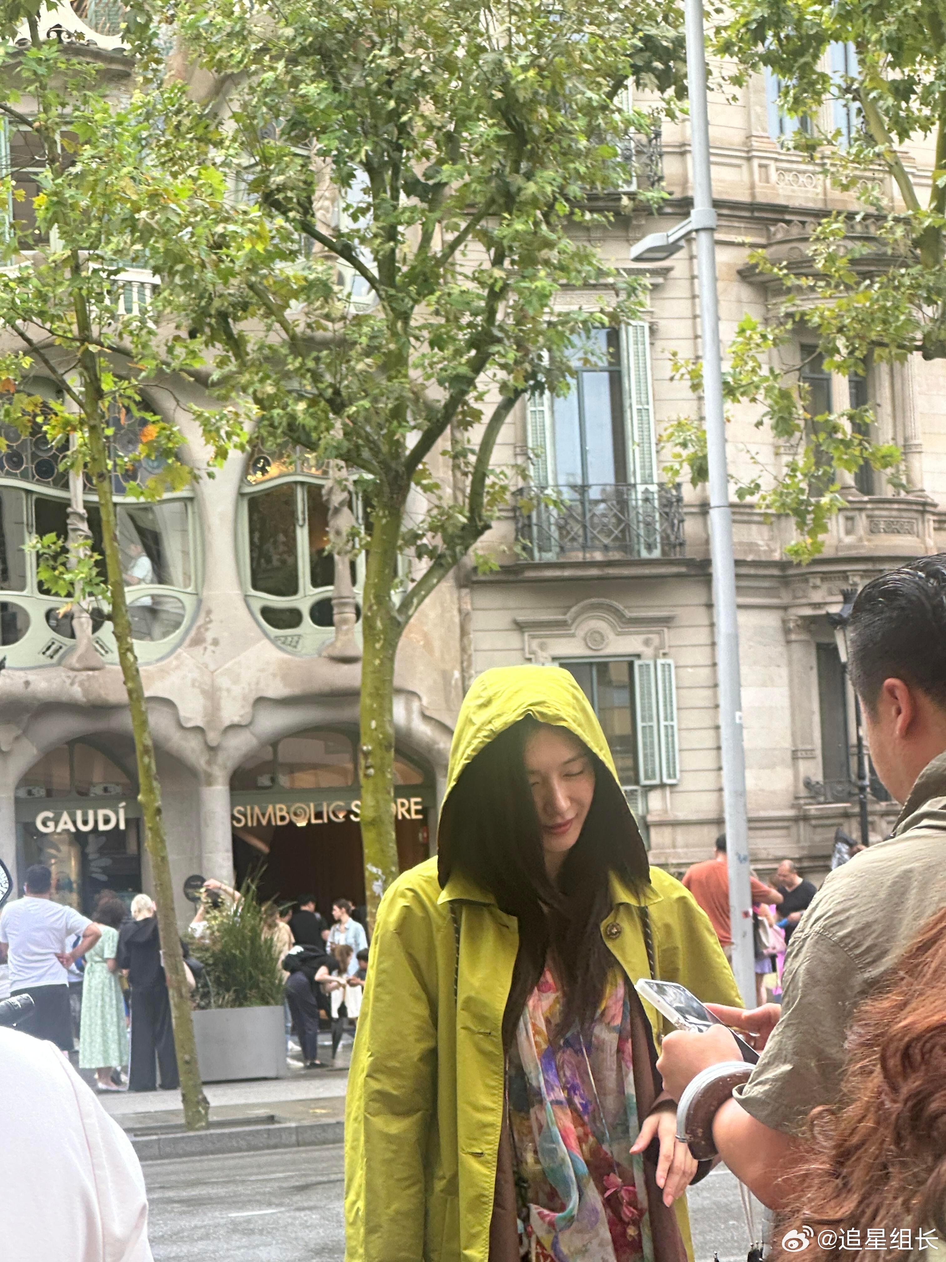 西班牙偶遇江疏影网友在西班牙偶遇江疏影了，在巴特罗之家门口。江疏影本人好漂亮，