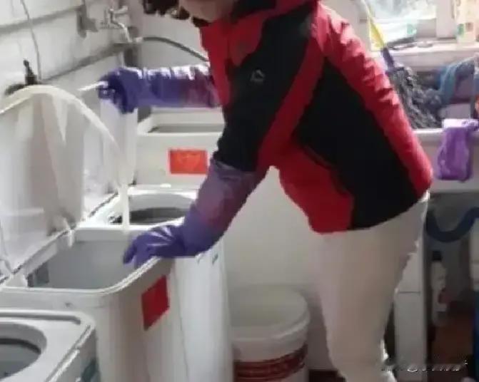 夫妻俩在吵架，丈夫忍无可忍的说：“这样的生活我实在是忍无可忍了，你天天...