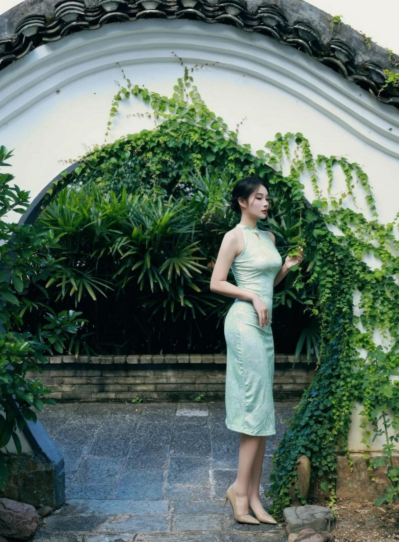 穿改良版无袖旗袍裙的气质美女