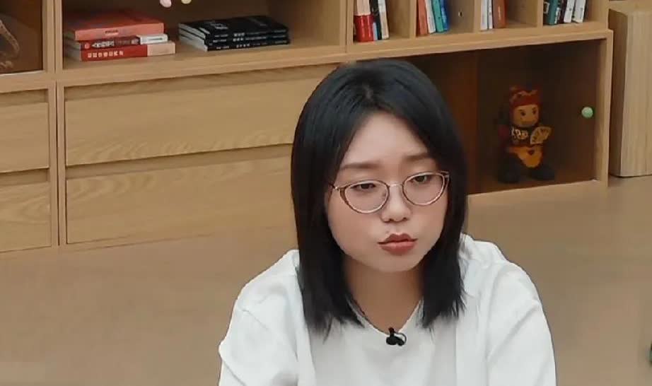 李雪琴：想生孩子，又怕影响工作谢依霖：影响，非常影响！但是早晚都得生。