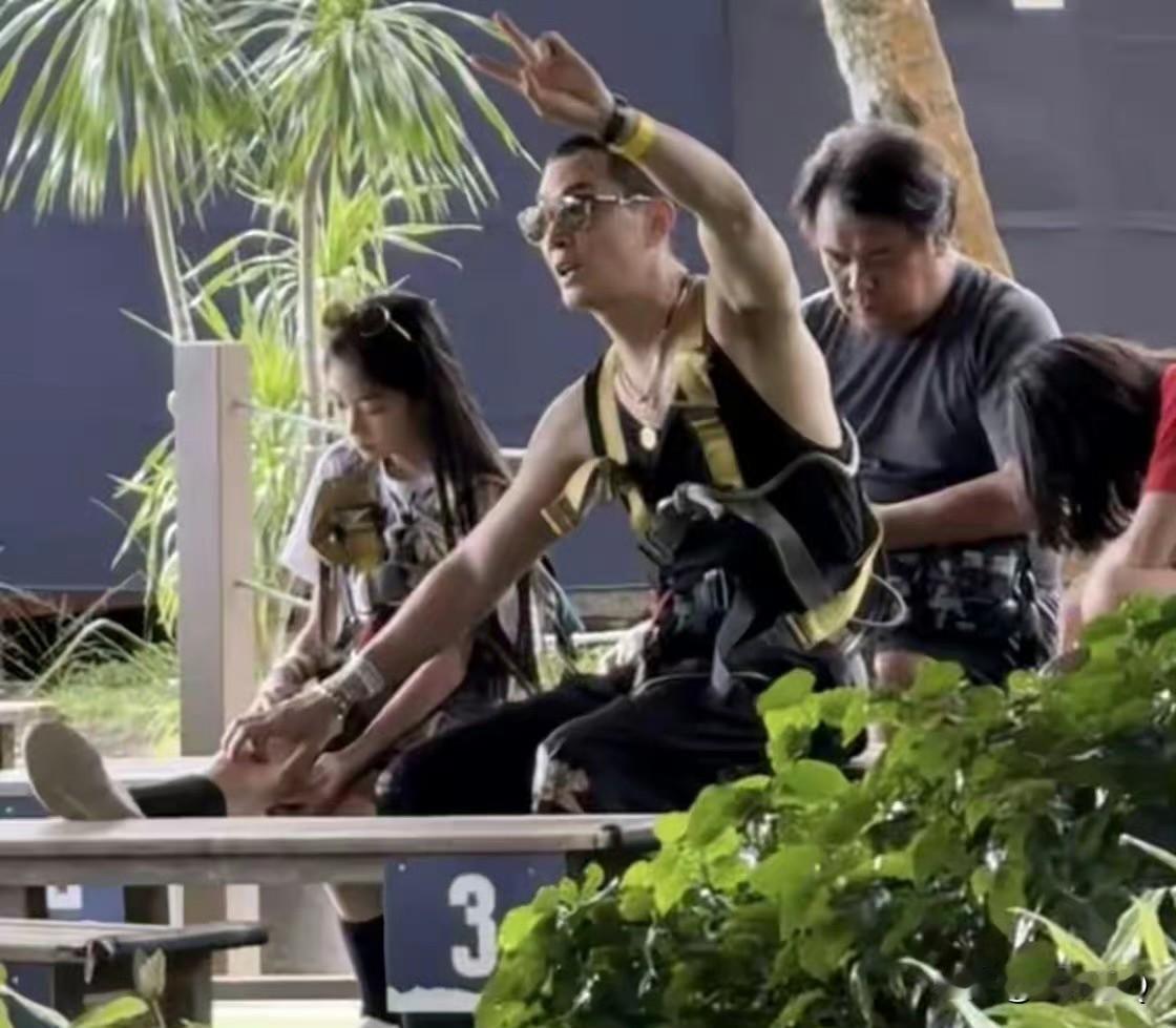 李承铉戚薇的女儿Lucky好漂亮啊，现在10岁了，留着长头发，身型纤细，以后一定