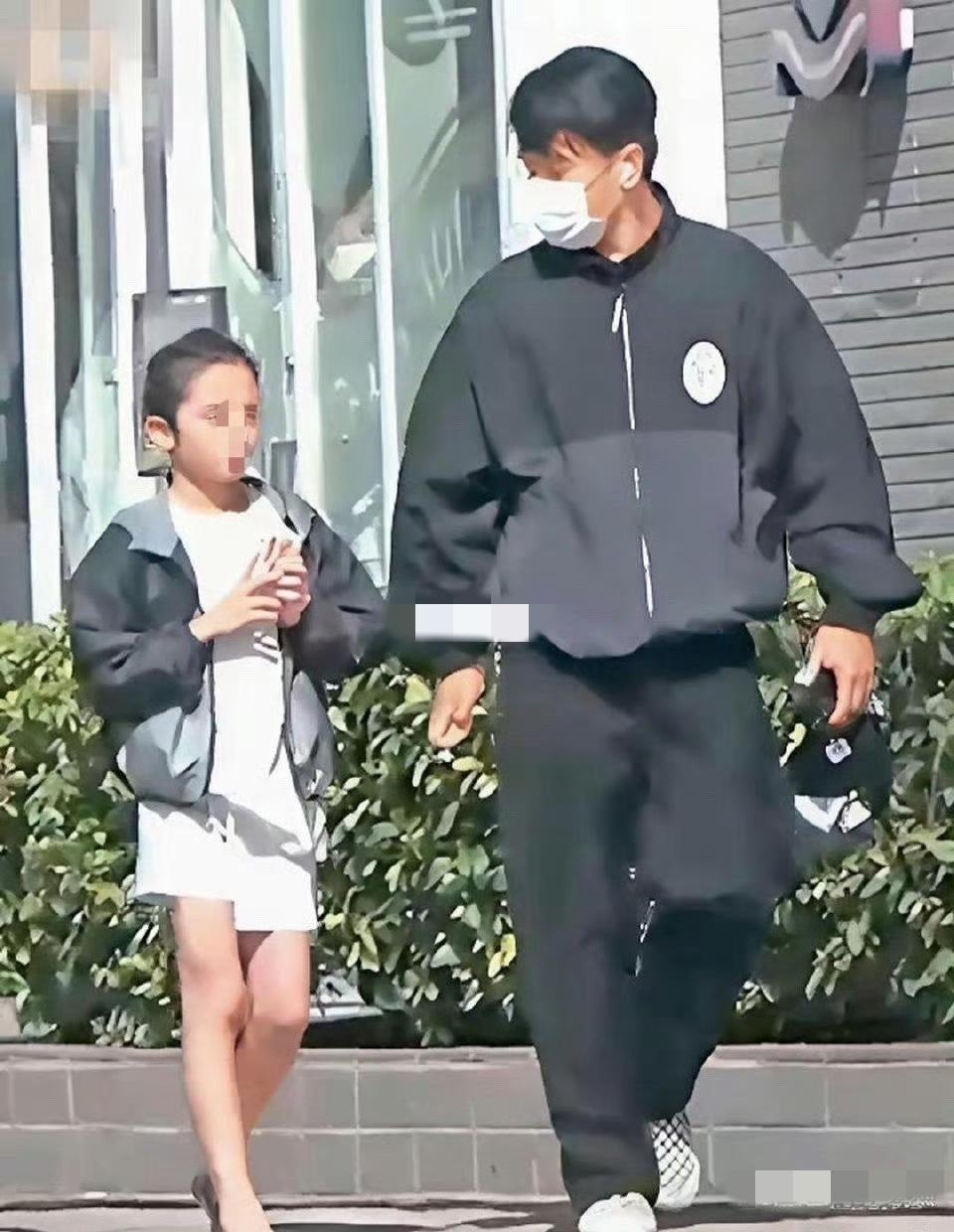 不知不觉间，小糯米已经满十二岁了。平日里，接送孩子上下学的任务大多由刘恺威承担。