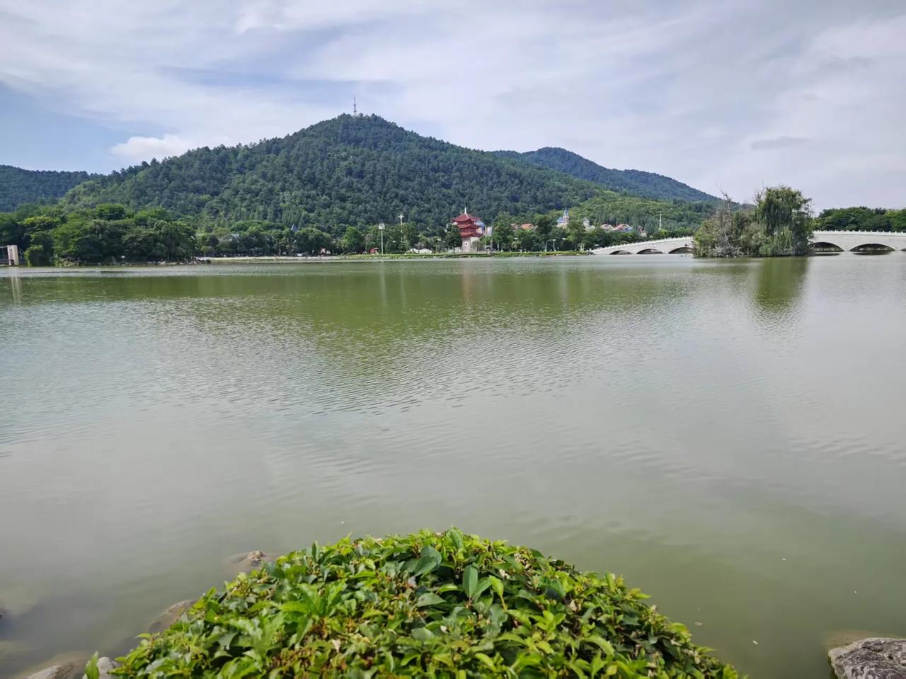【金日成将军的抗日故事】盛夏的白头山区冰雪融化，山涧的河流开始咆哮声不断，日本鬼