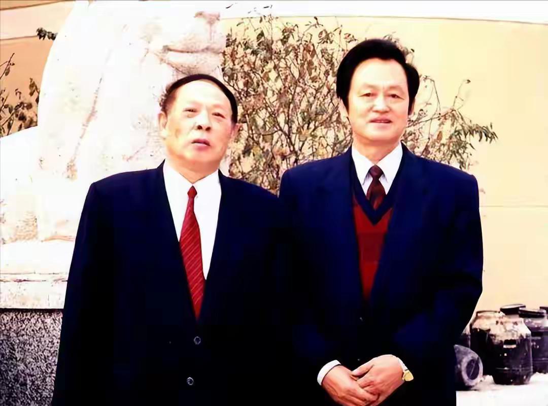 1984年4月19日，北京八宝山革命公墓礼堂里，贺子珍同志的追悼会正在进行，黑底