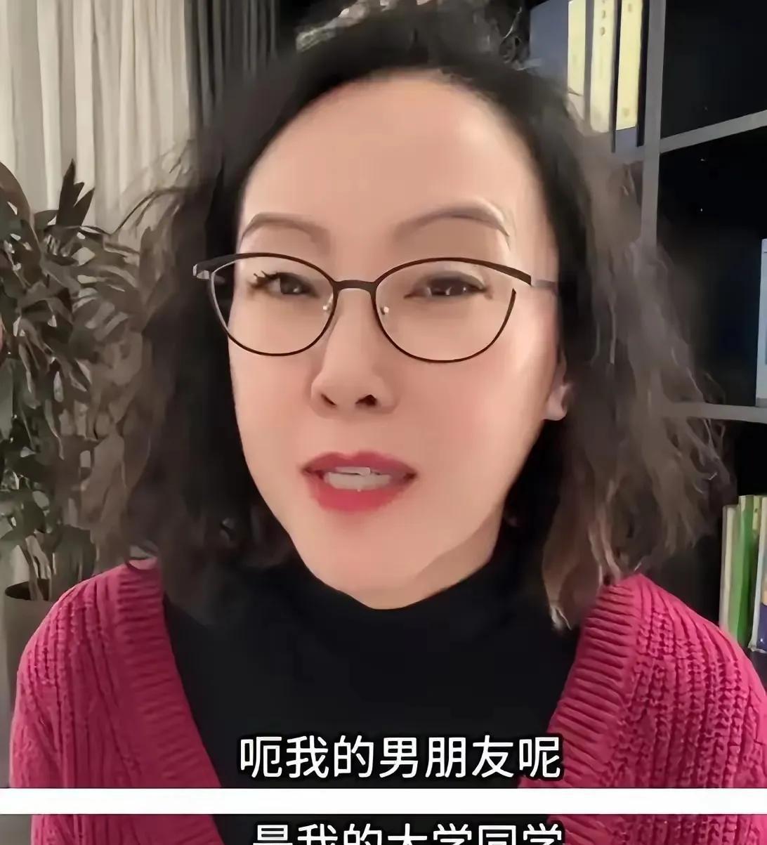 快六十岁的张丹红，不得不说，身材容貌保持得非常好。这个年纪的有钱老头，一般情况