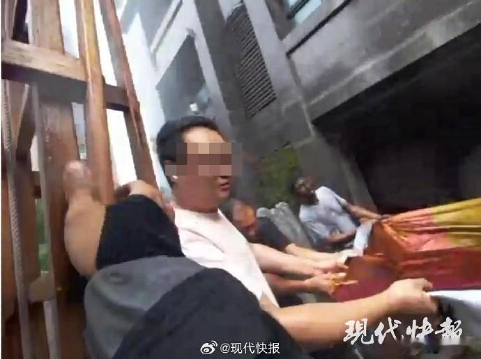 连云港当地回应火灾母女坠楼连云港火灾母女坠楼6点25接警，6点半到达现场。6