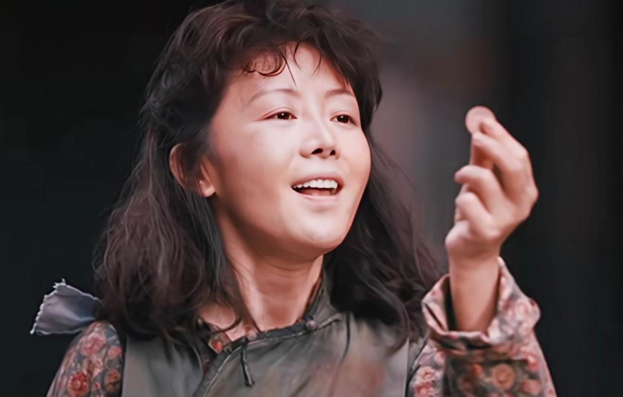 《灼灼韶华》周燕最终沦为了一个乞丐，还在垃圾桶里找东西吃，当二妞给她扔了两个铜板