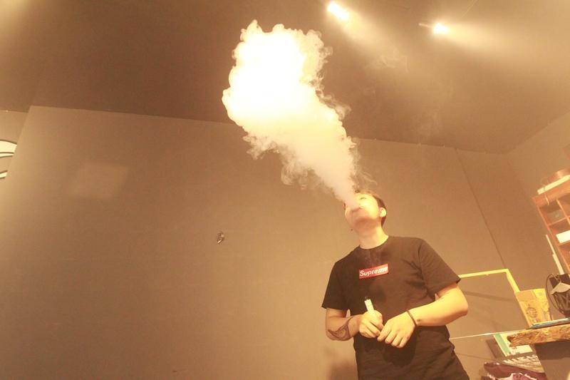 现在的人戒烟戒酒原因还挺多。健康绝对是一大主因。现在健康知识普及，大家都知道吸烟