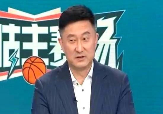 广东宏远男篮主帅杜锋近日做客直播节目，被问及胡明轩空位不出手问题，回应引发热议。