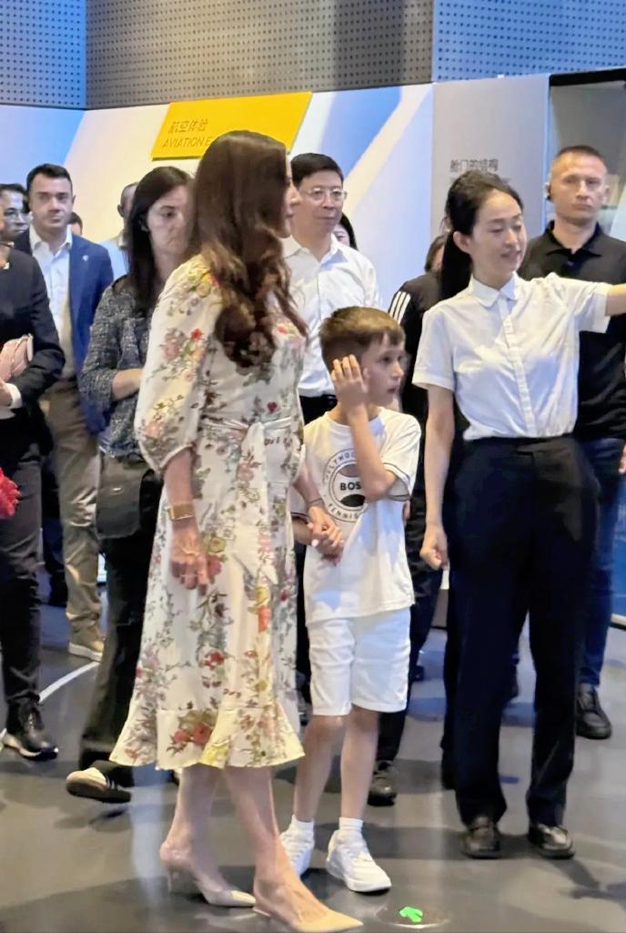 武契奇夫人带8岁小儿子逛上海科技馆 小家伙全程戴耳机听讲解，眼神比谁都认真