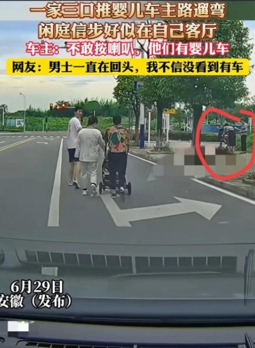 安徽，某主干道上，三人推婴儿车并排
