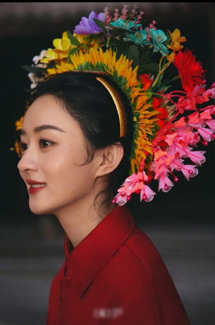 女明星的簪花造型真是让人又爱又恨啊！有些造型堪称一绝，但也有些女明星