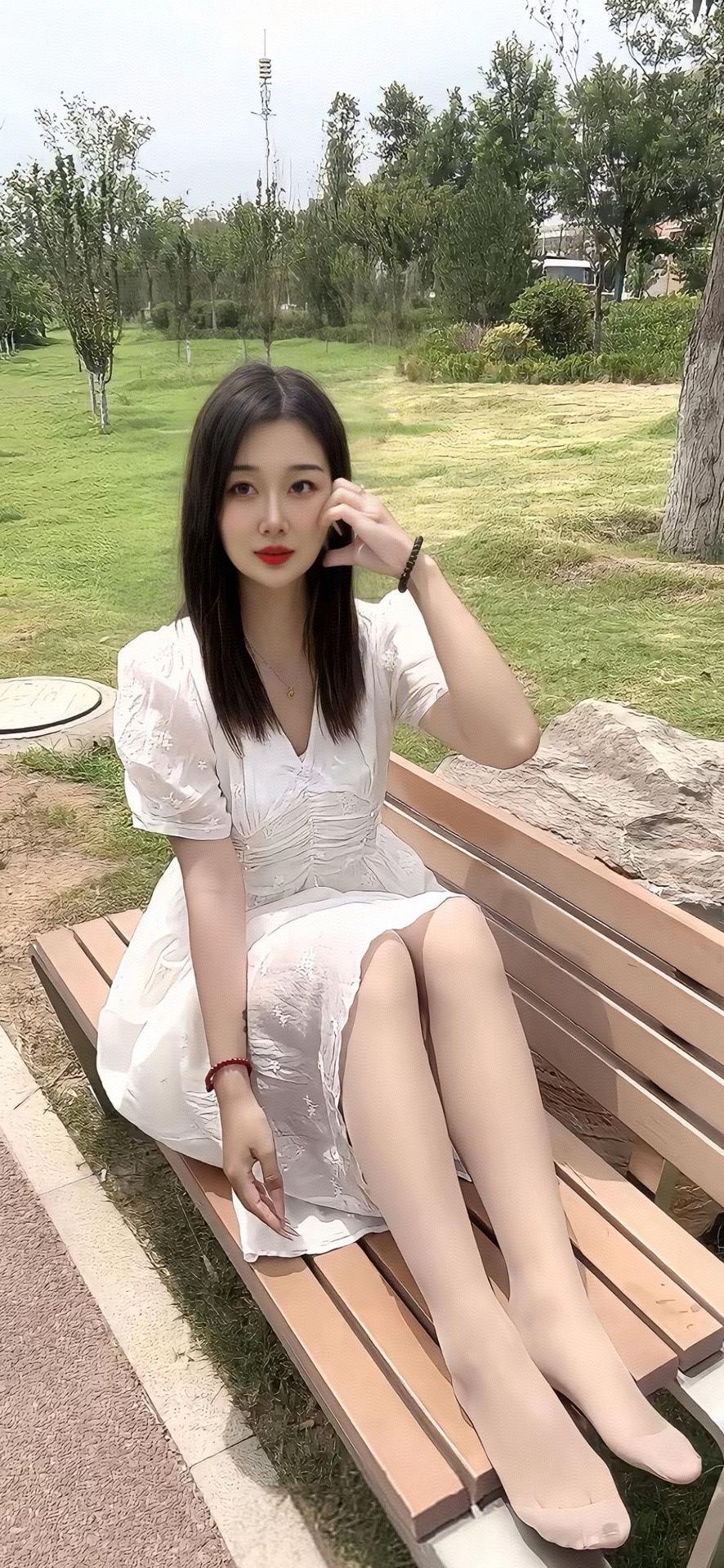 夏日清新穿搭，公园长椅上的优雅时光🌿👗💄