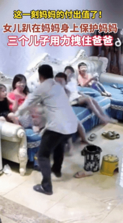 看哭了！6月14日，河北，一女子和丈夫打架，丈夫对其“拳脚”相向，三个儿子和一个