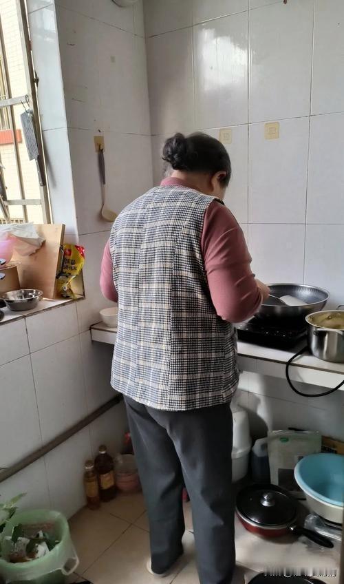 昨天婆婆问我为什么几天没上班，我说失业了找不到工作。婆婆说在家待着怎么能找到工