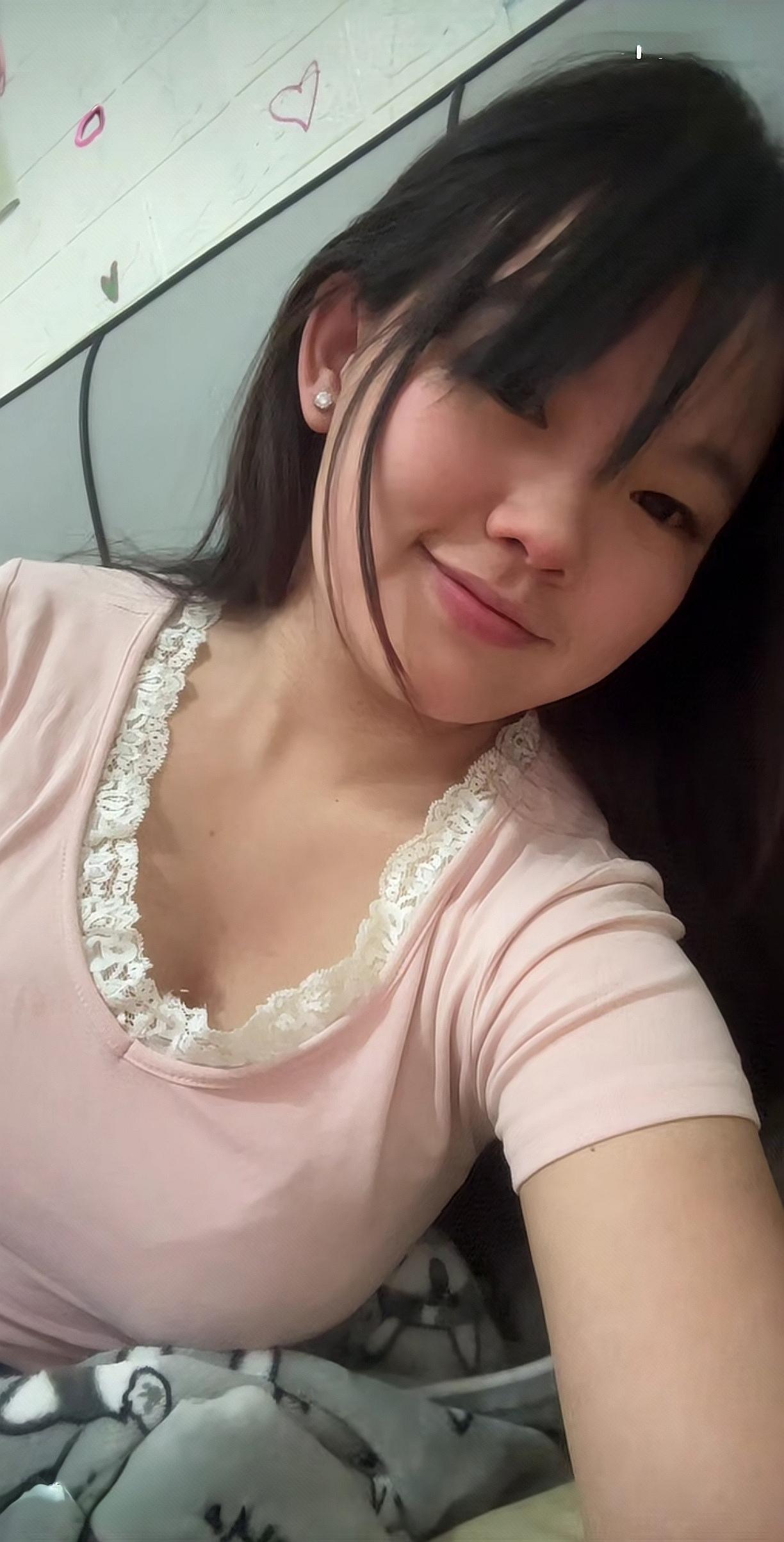 气质女孩开心自拍。