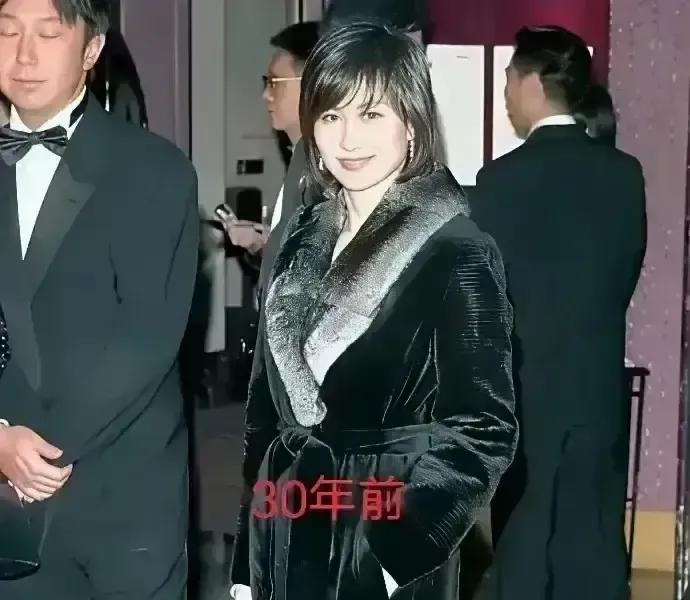 陈百强当年甩出三十万给何超琼套上皮草，眼睛都不眨，那钱能在香港买半层唐楼。我算